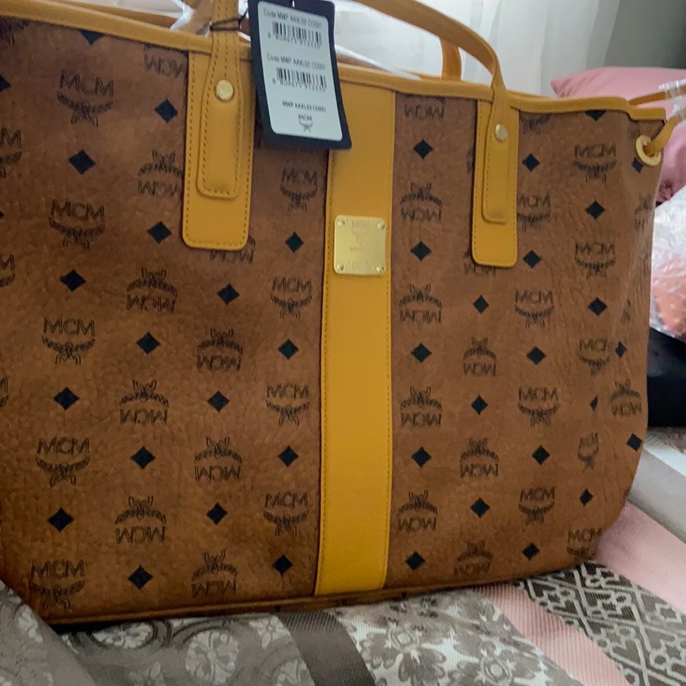 Reversible MCM tote